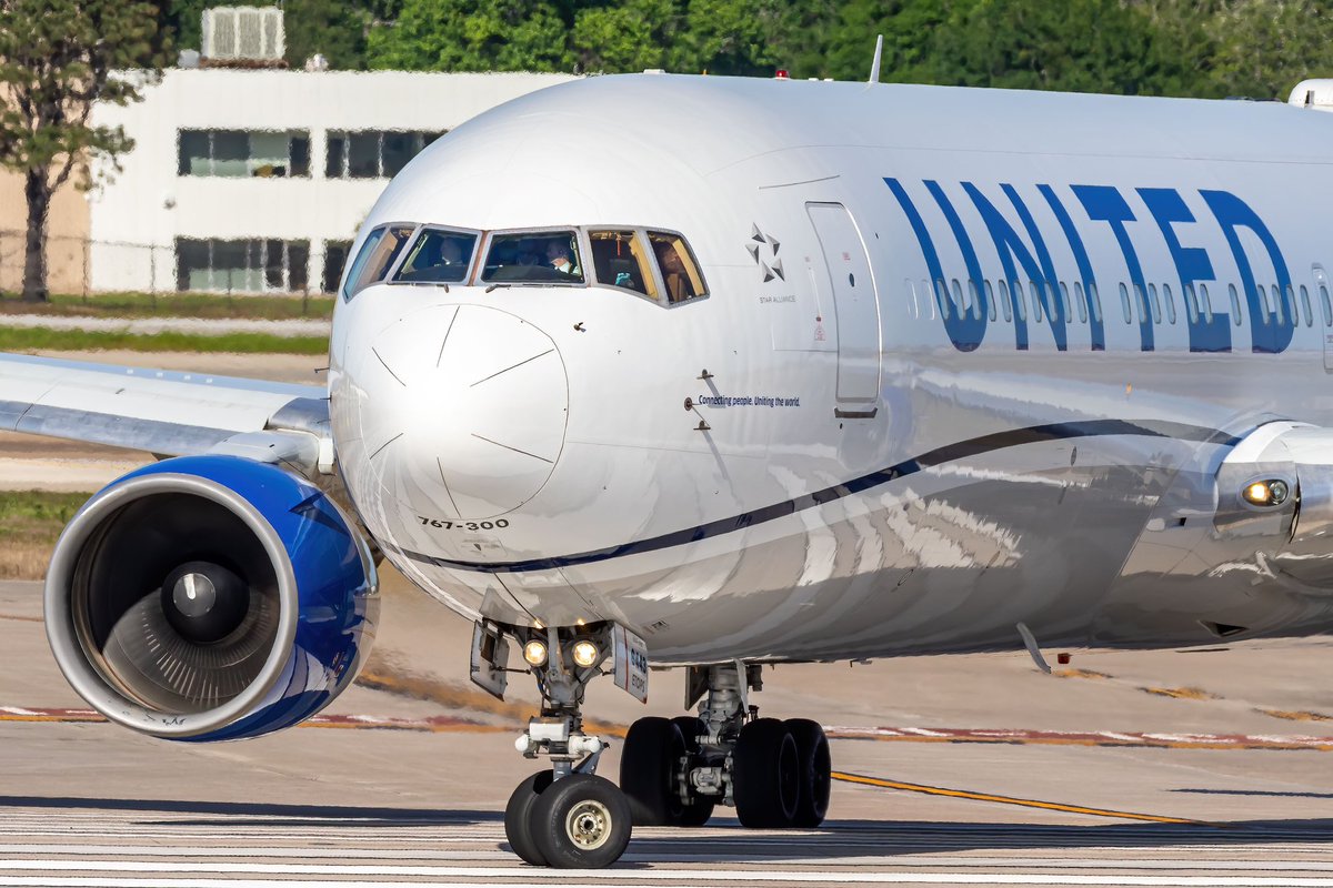 UnitedFlyerHD's tweet photo. United B767-300 lining up to depart Houston IAH 33L
#avgeek #boeing #boeing767 #unitedairlines #n643ua https://t.co/YHEwg41KjU