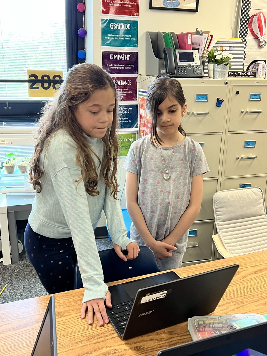 MrsWhittySCE3's tweet photo. Thank you 2nd graders for coming to see our animal slides! @HoertzSCE @sceDCSD https://t.co/xBk5ASdZaE