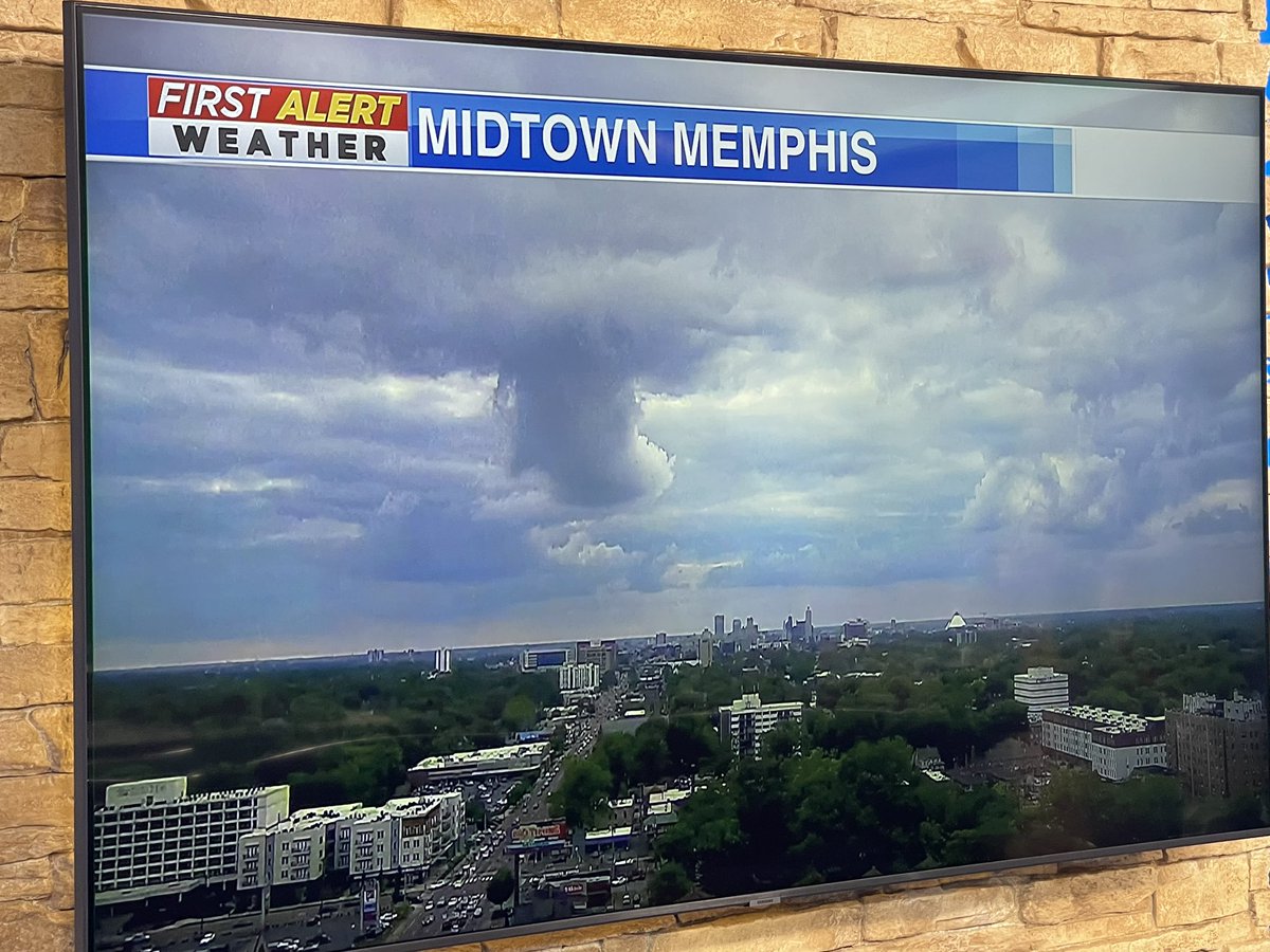 MemphoNewsLady's tweet photo. What’s that weird tube-like cloud coming down from the larger cloud? Chief Meteorologist @RonChilders has the explanation NOW on @WMCActionNews5 at 5! #memwx #memcloud https://t.co/gHMqsz3k7V