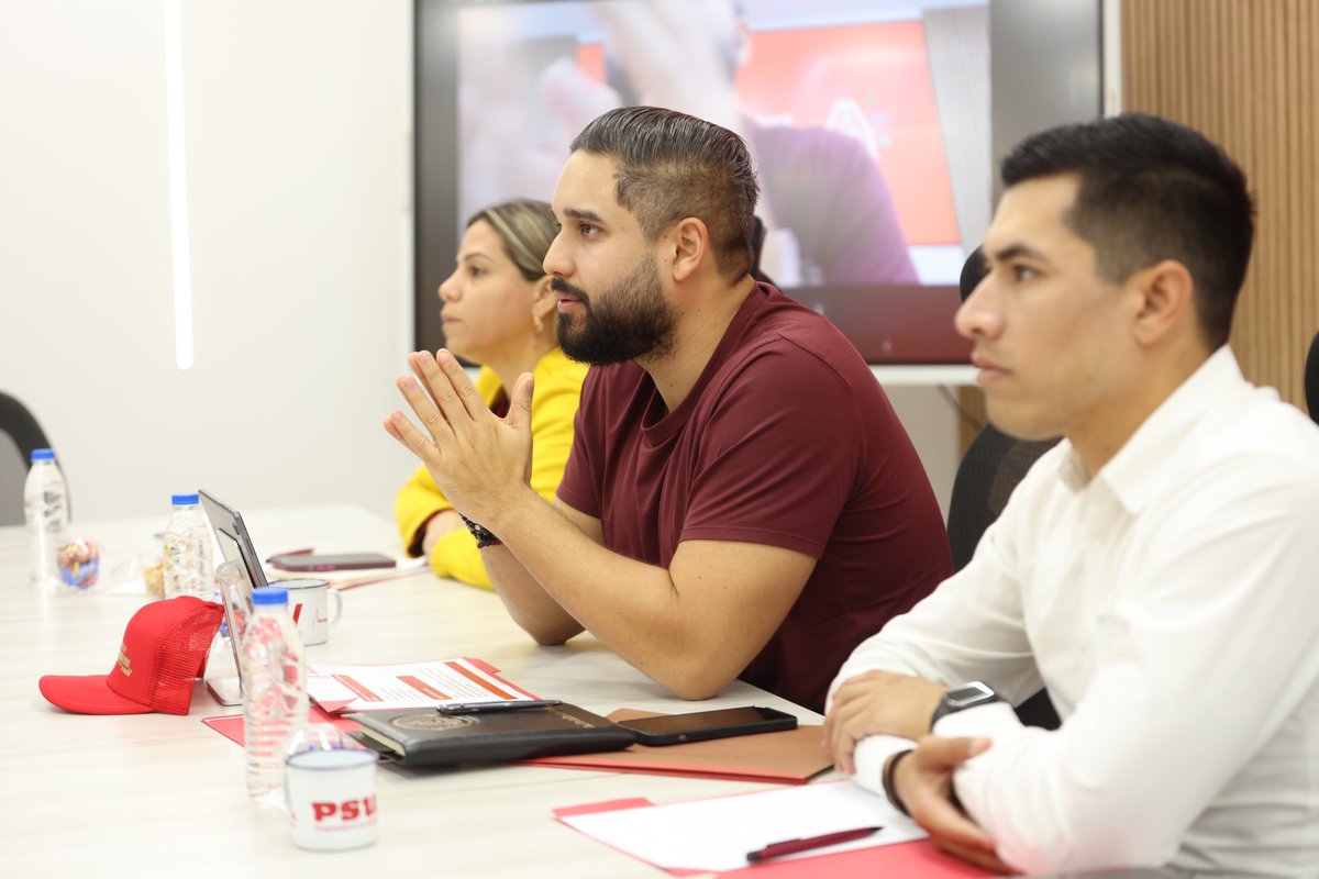nicmaduroguerra's tweet photo. Los #VenezolanosDeFe estamos construyendo un país de bien, con el esfuerzo y el trabajo de las y los responsables de nuestra vicepresidencia en cada estado. El equipo de Asuntos Religiosos del @PartidoPSUV, está desplegado convenciendo con el ejemplo y emulando los esfuerzos del Presidente @NicolasMaduro para la atención y el bienestar de todas y todos.
