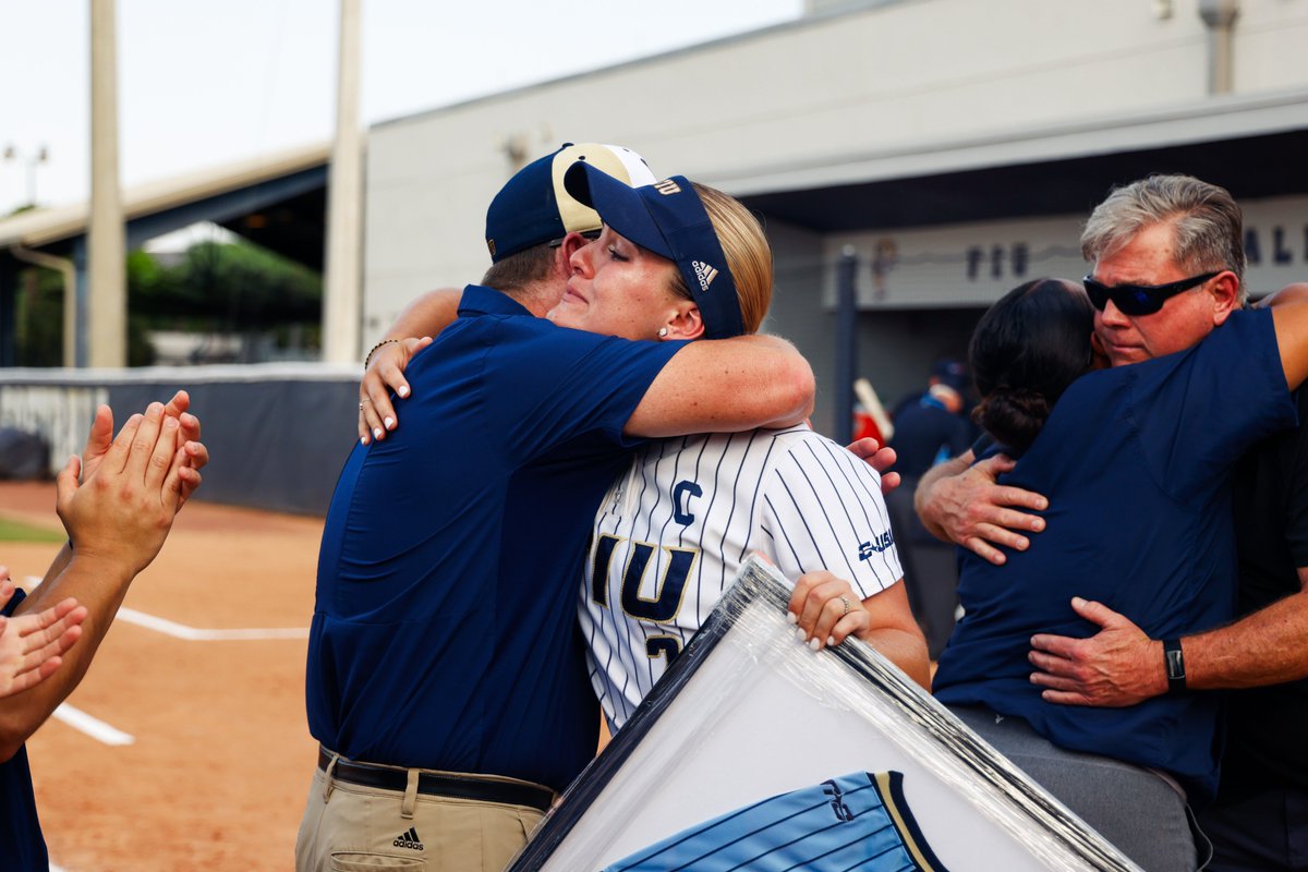 𝗦𝗘𝗡𝗜𝗢𝗥 𝗦𝗣𝗢𝗧𝗟𝗜𝗚𝗛𝗧 🥎🎓
#PawsUp