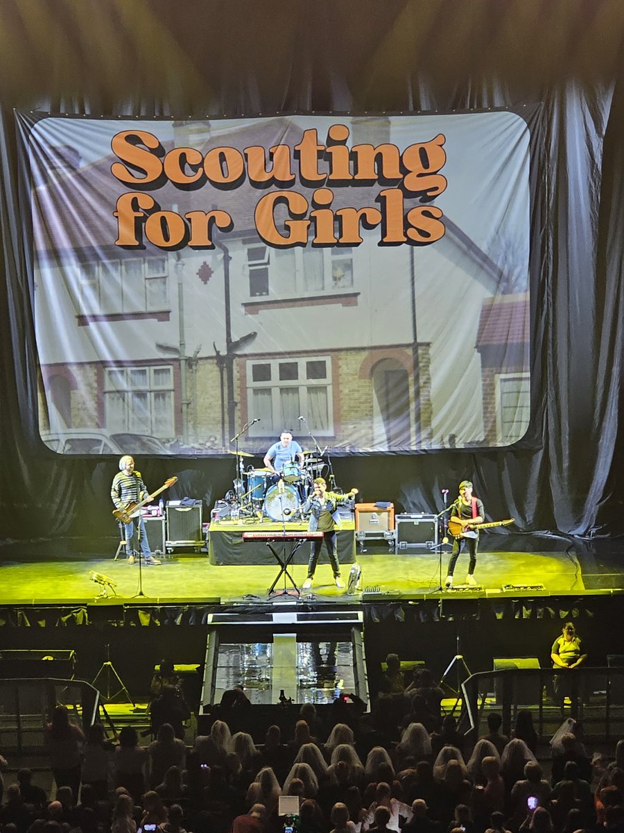 kirkswan86's tweet photo. @Scouting4Girls was class supporting Olly Murs in Leeds. See you in November at the @yorkbarbican. Didn't want them to end 🎤🎶🕺 https://t.co/9kHBkoJONS