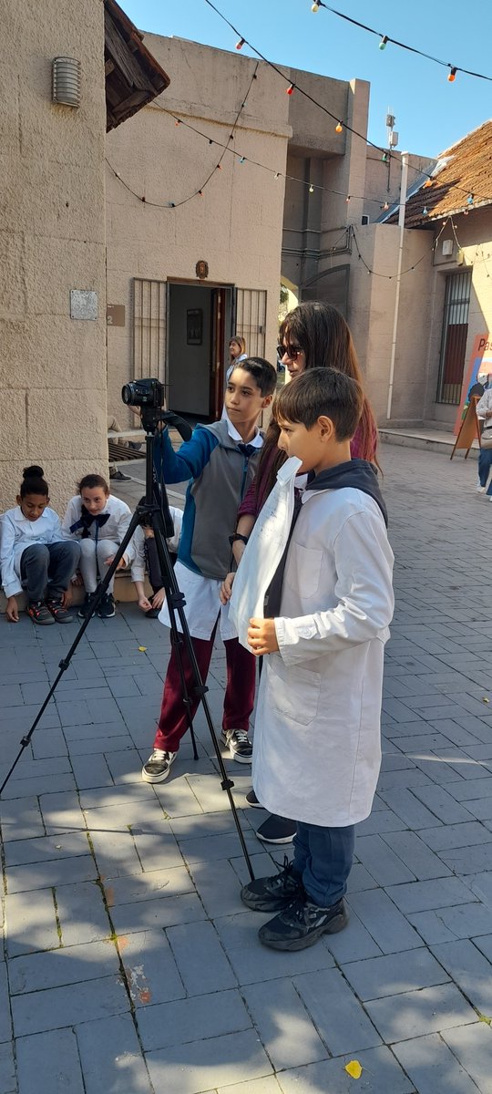 EducateUruguay's tweet photo. #Eurekalearningdays Día II👉Hoy junto a @sofiamaccio entramos en el mundo de las noticias! Pudimos producir, investigar y comunicar en un noticiero hecho 100% por niños y niñas. 🎥🎬🎙️
#RemakeLearning
@RemakeDays https://t.co/7jwPspwJQE