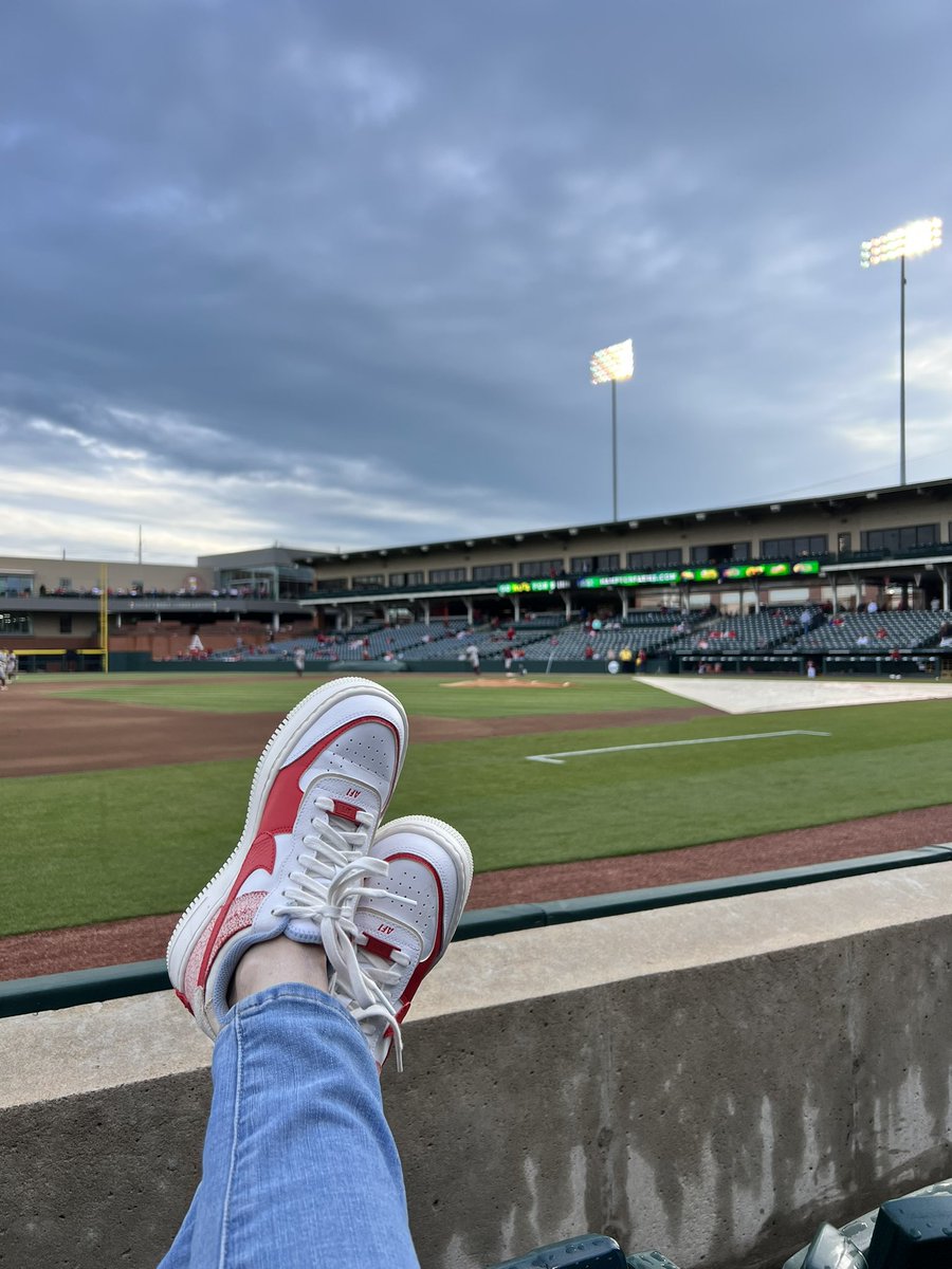 rstukenborg's tweet photo. That rain cloud is gonna stay OVER THERE!
#thisisbaseball #omahogs #baumshow https://t.co/EqxwDY7c3H