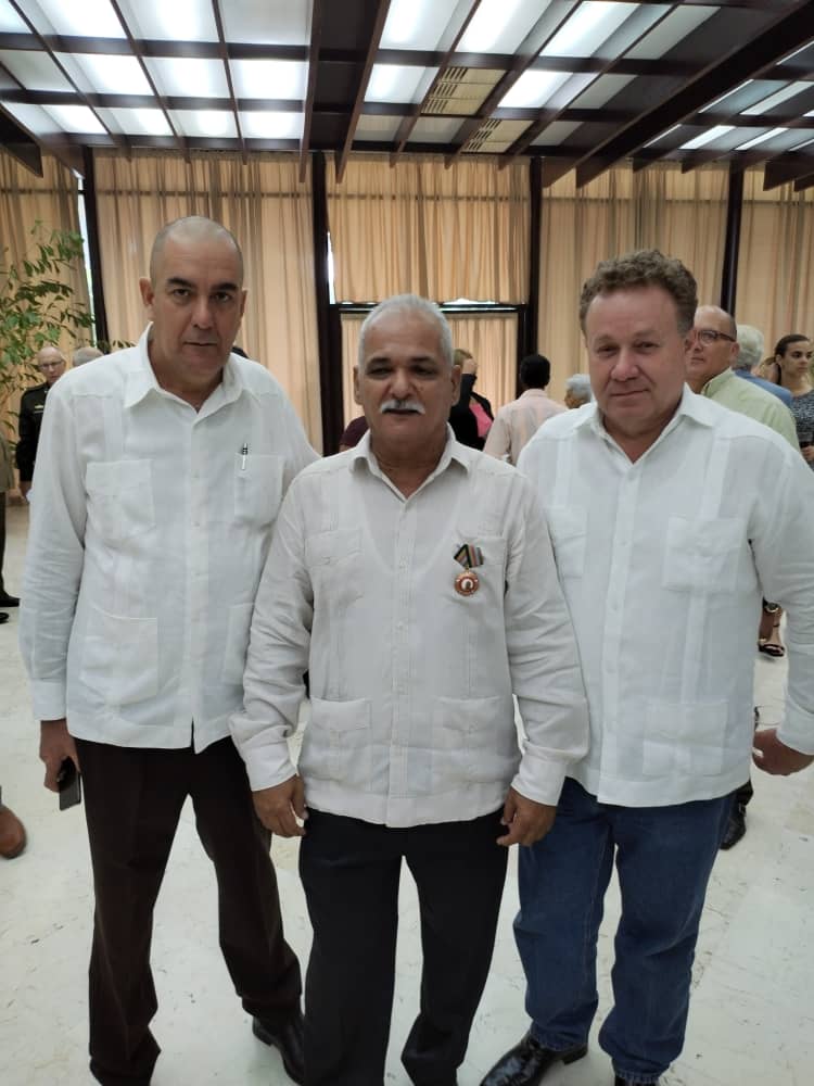 #Honor a quien honor merece en la tarde de hoy recibe nuestro Secretario del SNTTP, la Orden Lázaro Peña 3er Grado como reconocimiento a su labor en el movimiento obrero y en el sector del transporte. #HonrarHonra
