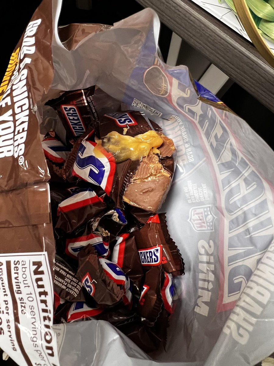 meechelle04's tweet photo. @SNICKERS  how does this happen? https://t.co/GJlovjv47D