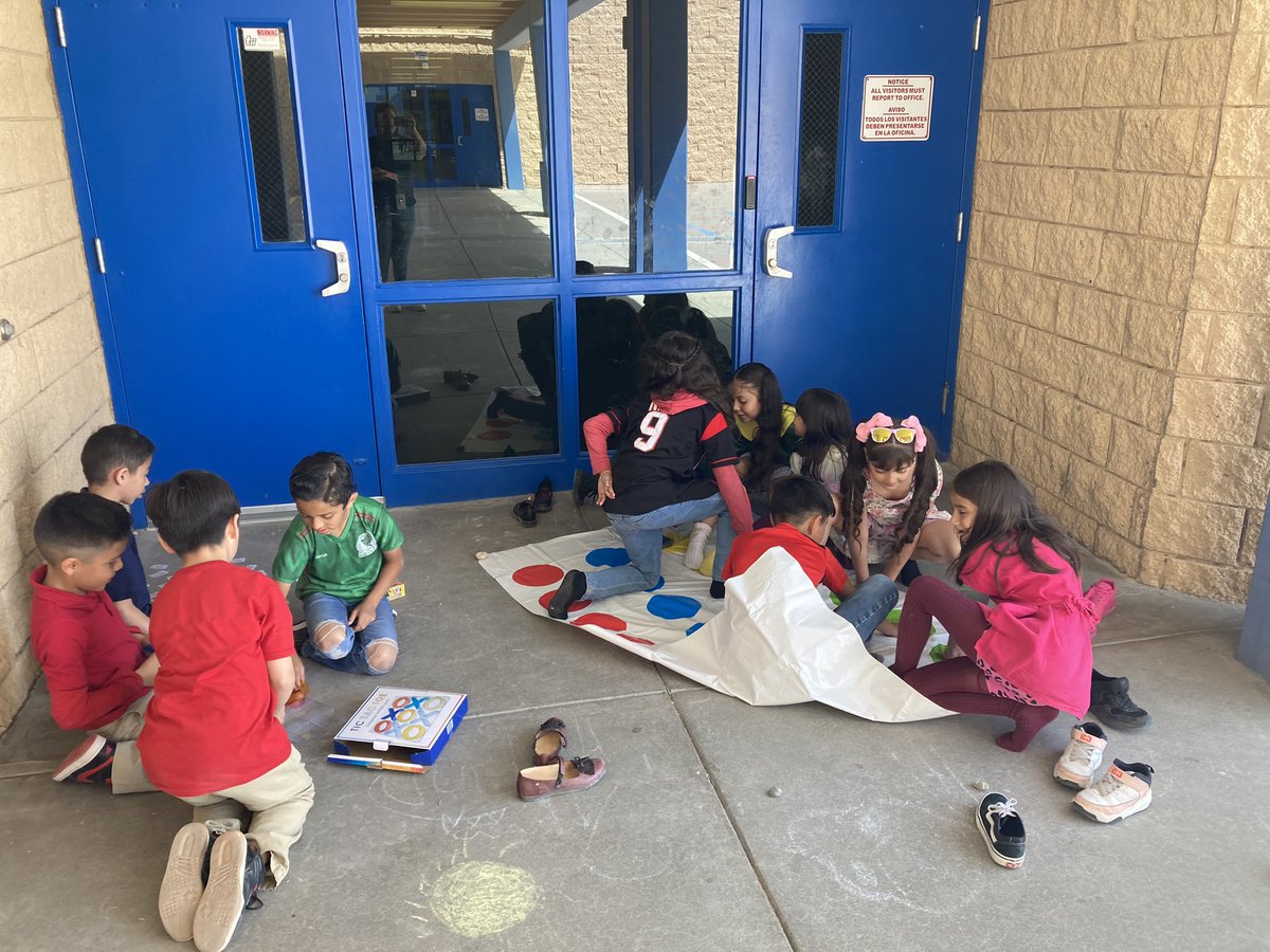 Some Día del Niño celebrations! 
“Aprendamos, riamos, y seamos felices como los niños” 
Feliz Día del Niño a todos los que son y un día fueron niños. 👦🏻🧒🏻🎊🎉
<a href="/rmorales_HDHES/">Roselyn Morales</a>
