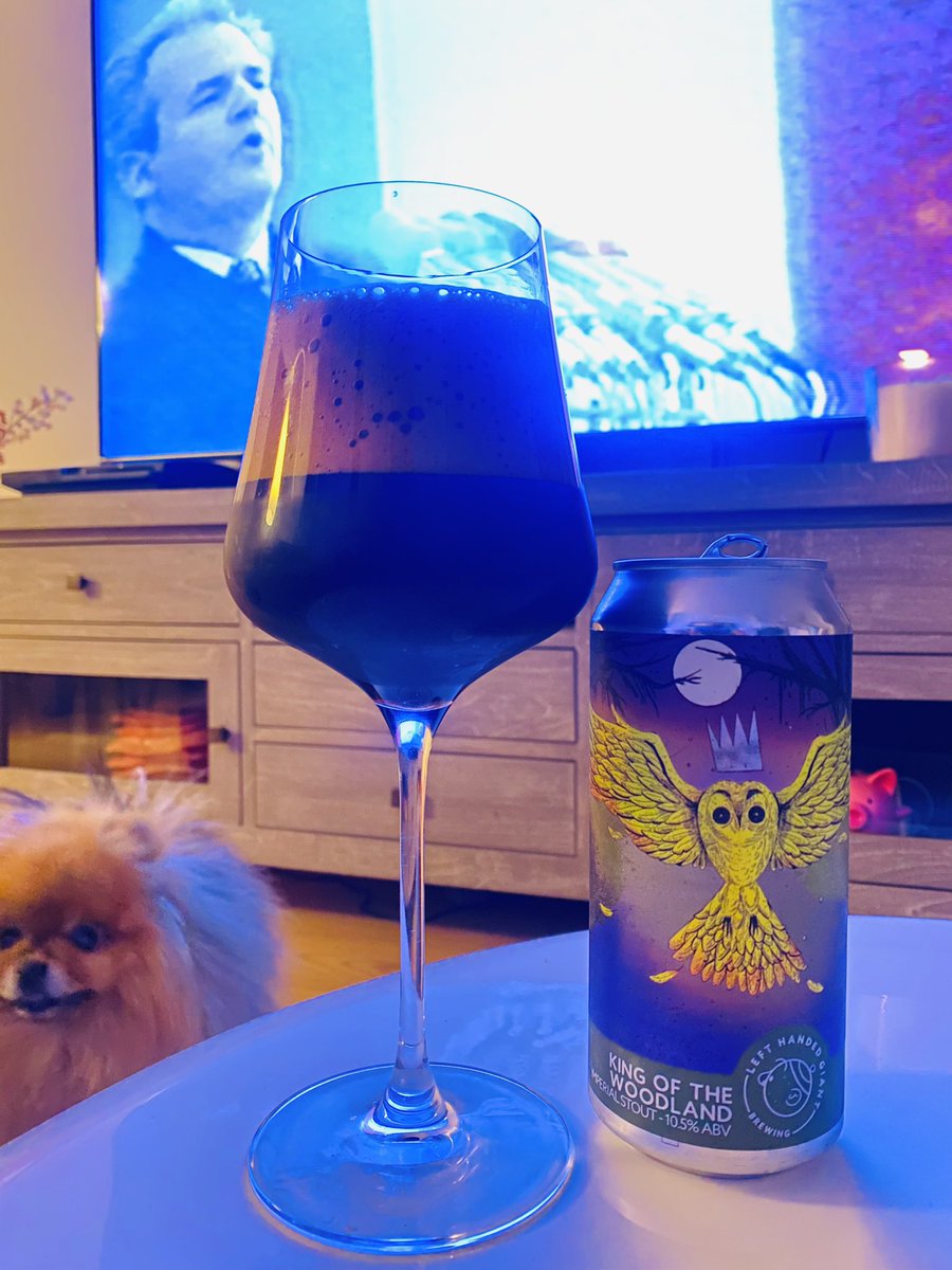 dile_que_no's tweet photo. Lo que me gusta acabar el día con una cerveza negra. Esta imperial stout de #LeftHandedGiant es la absoluta elegancia, estilo que dominan los de la fàbrica de Bristol. https://t.co/7OJ18A2ieq