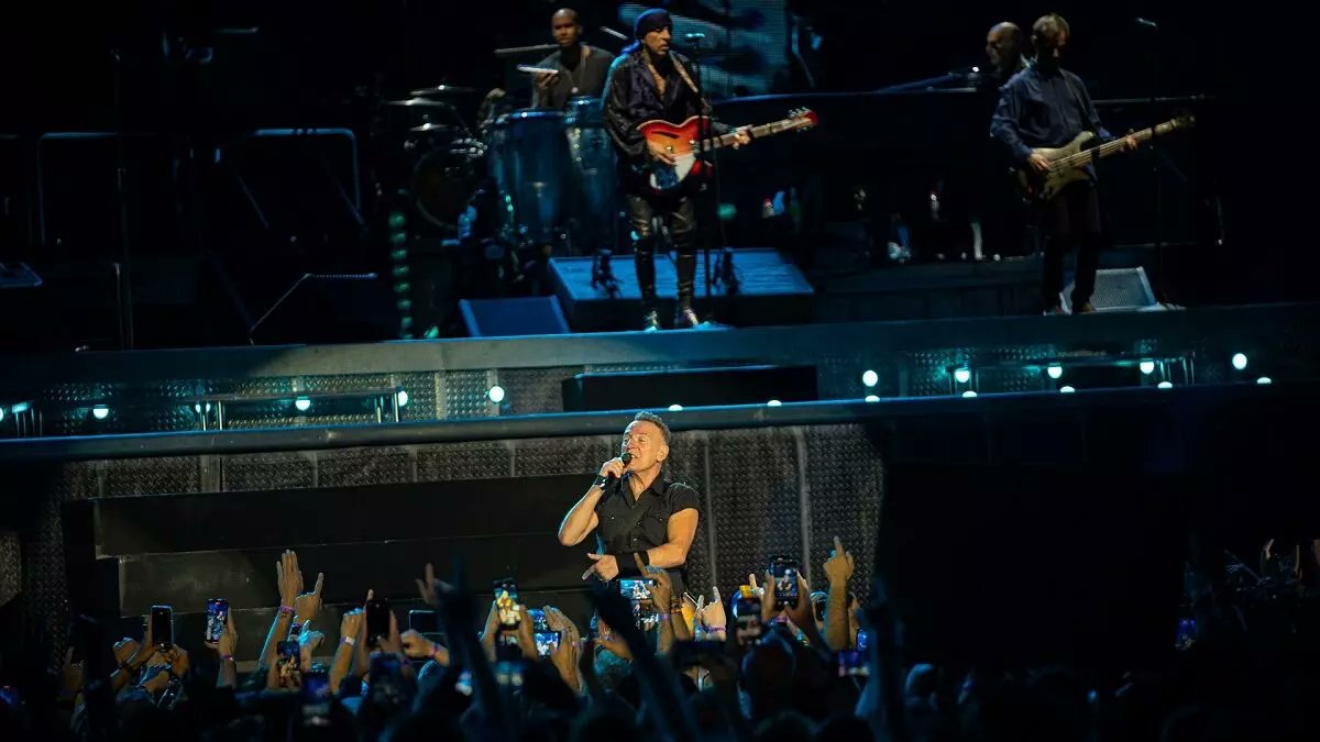Springsteen bot tweet media
