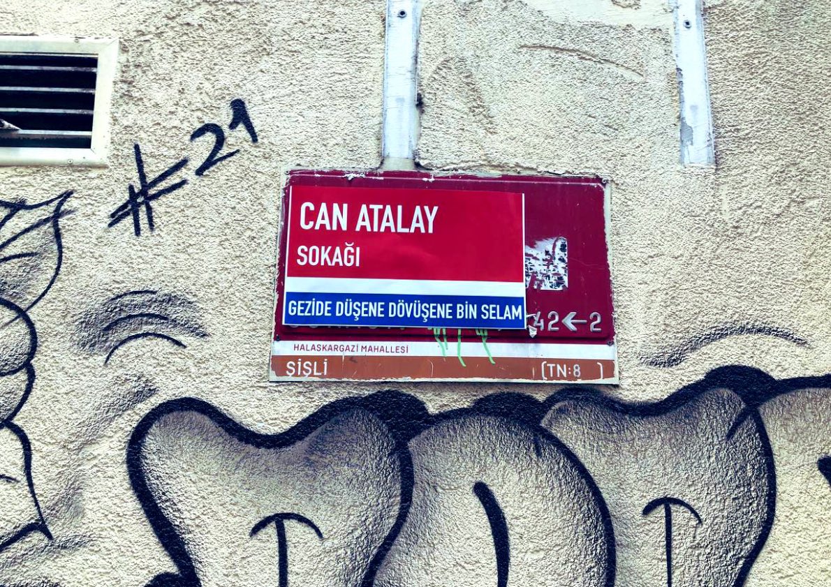 Üniversite öğrencileri,(@ogrncifaaliyeti) Gezi tutuklularının yıldönümünde sokakların isimlerini Gezi tutsaklarının isimleri ile değiştirdi. MSGSÜ ŞBP bölümü hocamız Tayfun Kahraman’ın ismi şimdi tüm sokaklarda!