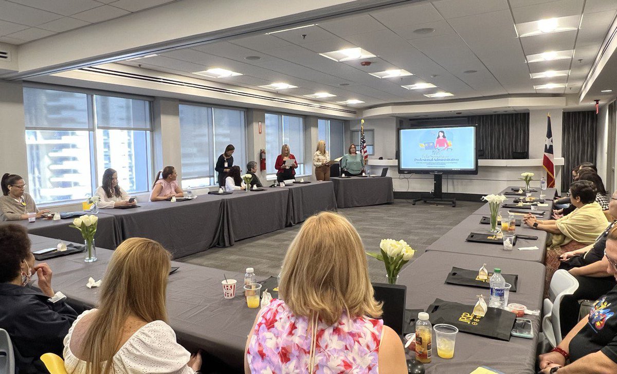 JuntaJRSP's tweet photo. 🥇Destacamos la encomiable labor de nuestros profesionales administrativos y ejecutivos en su semana. Edison Avilés Deliz, presidente de la #JRSP reconoció sus valiosas aportaciones a la agencia y sus negociados para brindar un servicio de excelencia.
#NTSP #NET #NEPR #OIPC https://t.co/AYjuO2wZln