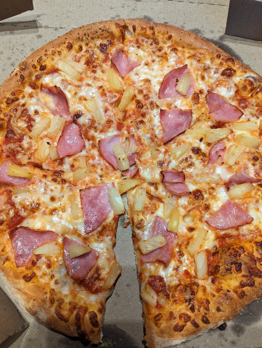 dave_787's tweet photo. @dominos ...both my pizzas have a piece missing. What's that about? https://t.co/dfrP4e4kIl