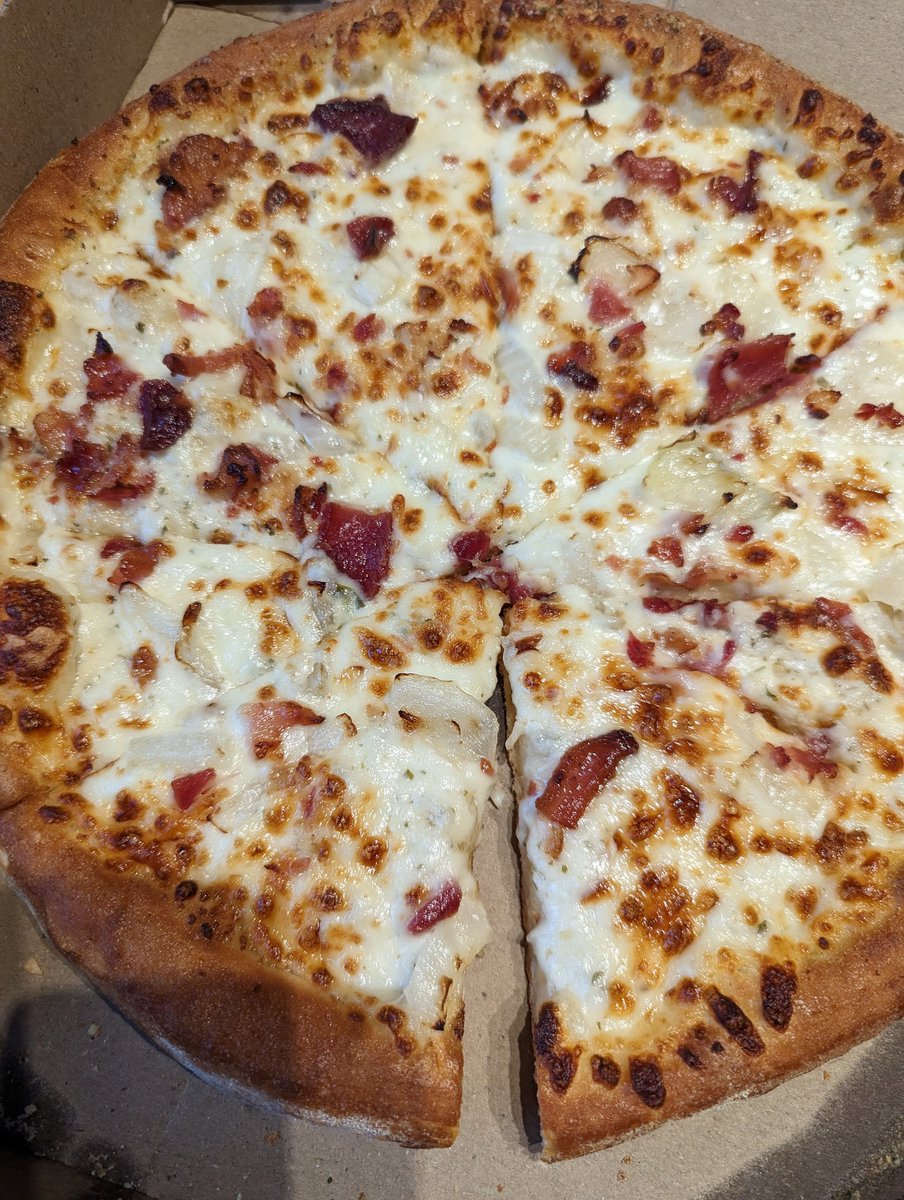 dave_787's tweet photo. @dominos ...both my pizzas have a piece missing. What's that about? https://t.co/dfrP4e4kIl