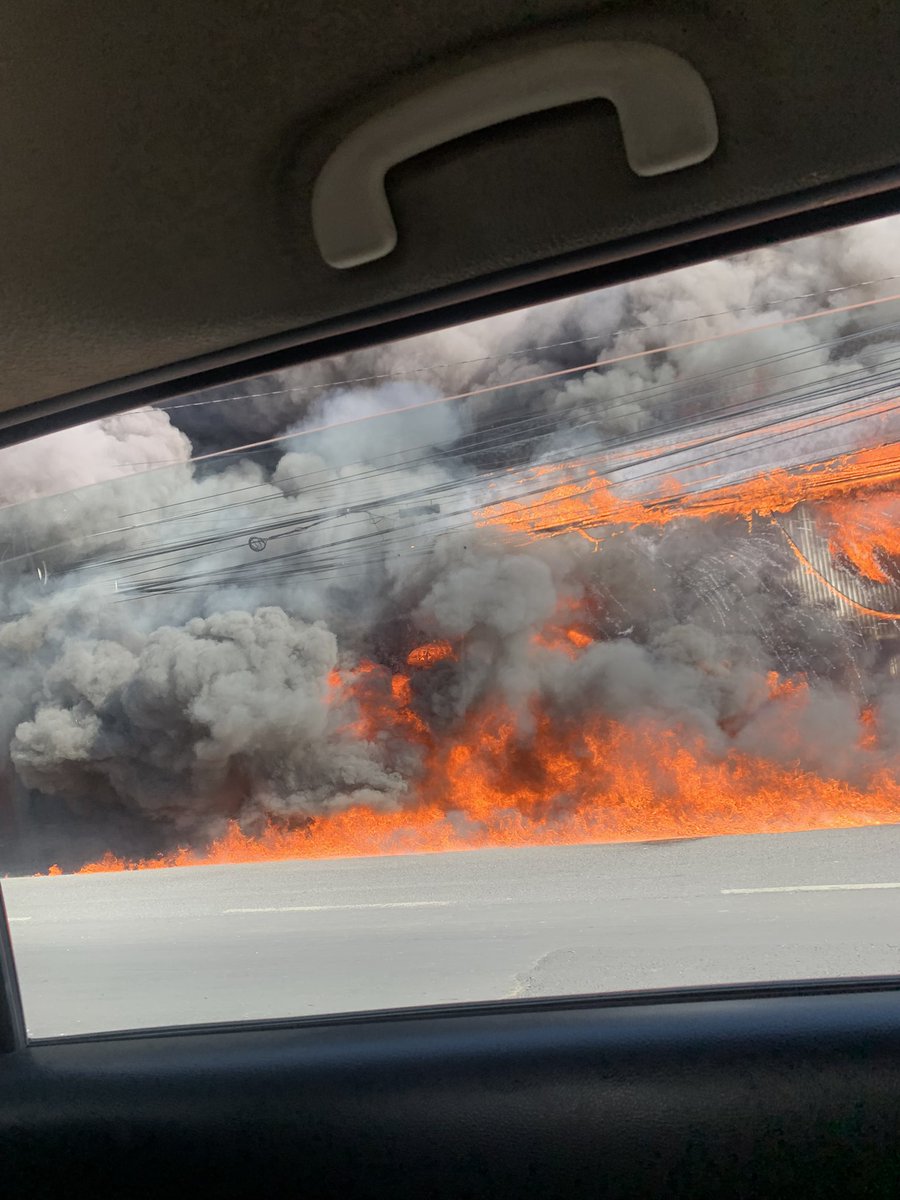 Monylu89's tweet photo. @AlcCuajimalpa @AdrianRubalcava se están incendiando las bodegas sobre la carretera Mexico-Toluca a la altura de Gayosso , podrían enviar bomberos por favor https://t.co/lm5yL6h0E1