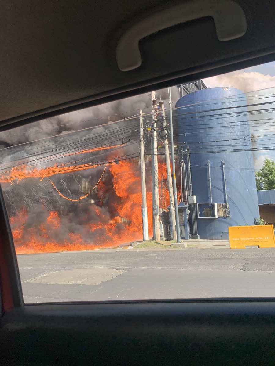 Monylu89's tweet photo. @AlcCuajimalpa @AdrianRubalcava se están incendiando las bodegas sobre la carretera Mexico-Toluca a la altura de Gayosso , podrían enviar bomberos por favor https://t.co/lm5yL6h0E1