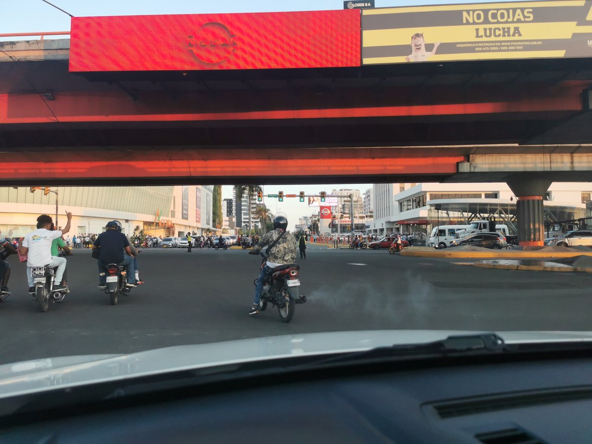 megamonchy's tweet image. Coño @INTRANT_RD tengo que esperar tres semáforos, diablo