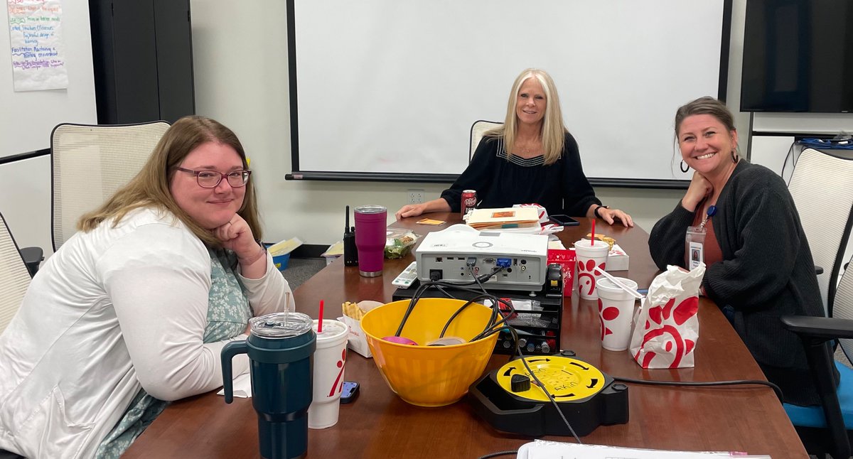 lauren_houser's tweet photo. Celebrating these @MJAkinElem Administrative Professionals this week! They are the glue that holds our amazing school together! Thank you Gina, Shelby & Emily. #mjakin #1LISD https://t.co/WSwBS7rXil