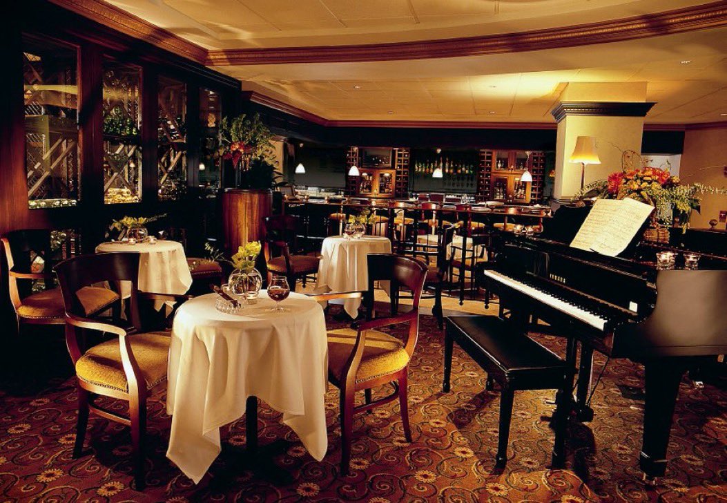 PeabodyMemphis's tweet photo. Every Friday evening, visit the Corner Bar for Happy Hour and a complimentary live performance by Julia Magness with musical accompaniment.
#CornerBar #ThePeabodyMemphis #HappyHourMemphis
#TheCornerBar #LiveMusicMemphis #ThePeabodyMemphis https://t.co/VhGsYYXhFA