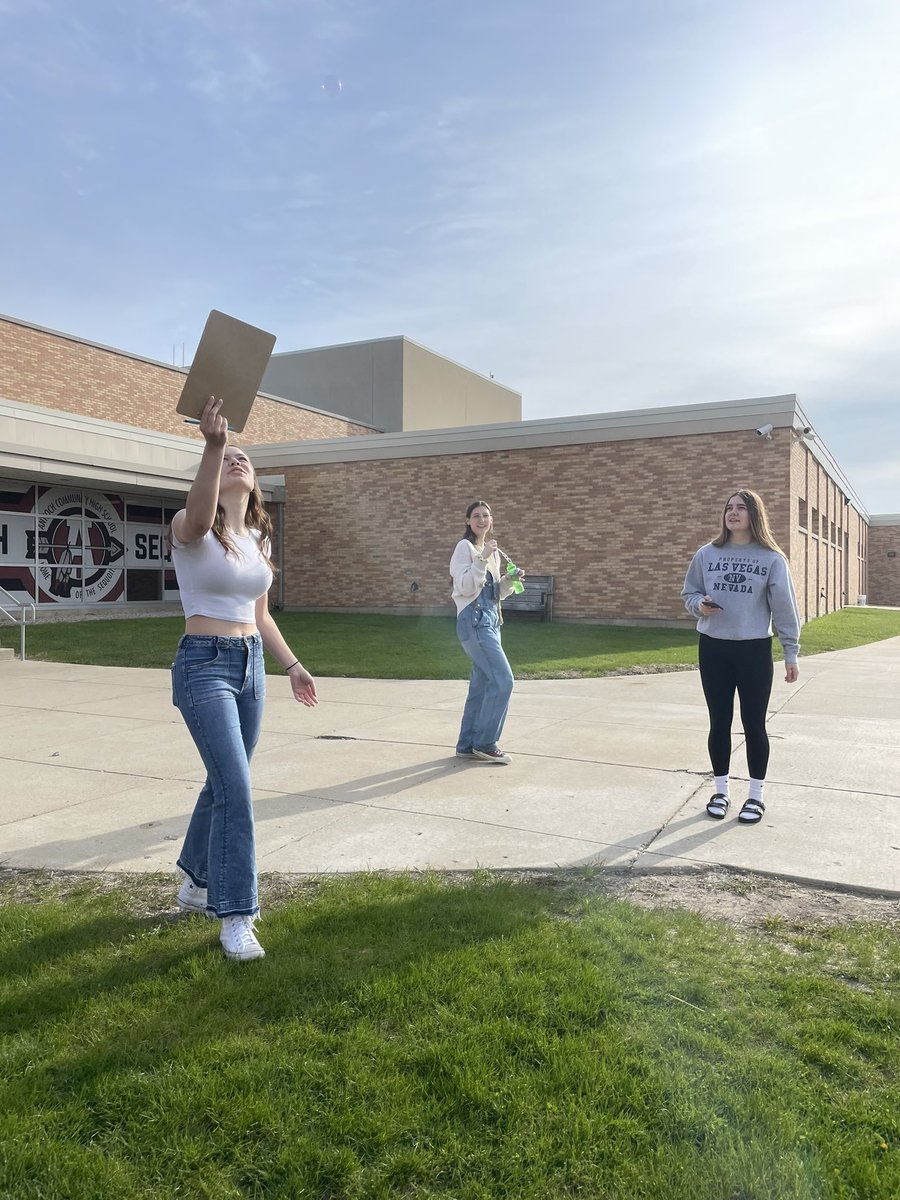 StacyKrabbe's tweet photo. Bubble survivorship in Environmental Earth Science. Even seniors enjoy ‘playing’ with bubbles! @gregory_bays @BerrieMichael @JeffFeucht https://t.co/4hP3v6J177