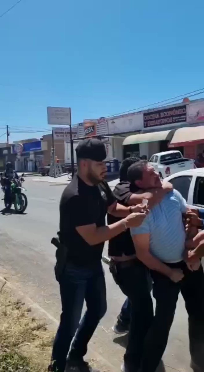 ahtziricardenas's tweet photo. 🛑 ¿Privación ilegal de la libertad o arresto sin orden de aprehensión?

 Por lo que se ve en el video, primero lo arrestaron y luego mostraron la orden: ¡eso es ilegal!

¿Uno más en #México y las autoridades sólo mirando?

 Con autorización de la familia  Dr. Javier Marcial de Jesús Ruiz Velazco Arce, comparto momento  ¿detención? #Tepic #Nayarit

Imágenes captadas por su hija, cuando auto de su padre fue interceptado por  vehículos sin logotipos y tripulantes sin identificarse. 

Su hija explica  podría relacionarse con asuntos políticos "por levantar actas administrativas a quienes no cumplen con su trabajo ni jornadas laborales dentro de la Universidad Autónoma de Nayarit, ya que se pretende limpiarla de aviadores (sic), lo cual resulta en despido de los mismos".

@NayaritFiscalia ¿así son sus arrestos? si no fueron ustedes, ¿quién?

Por fortuna todo quedó grabado @NayaritGobierno 

 #PobreMéxico #PorEsoEstamosComoEstamos