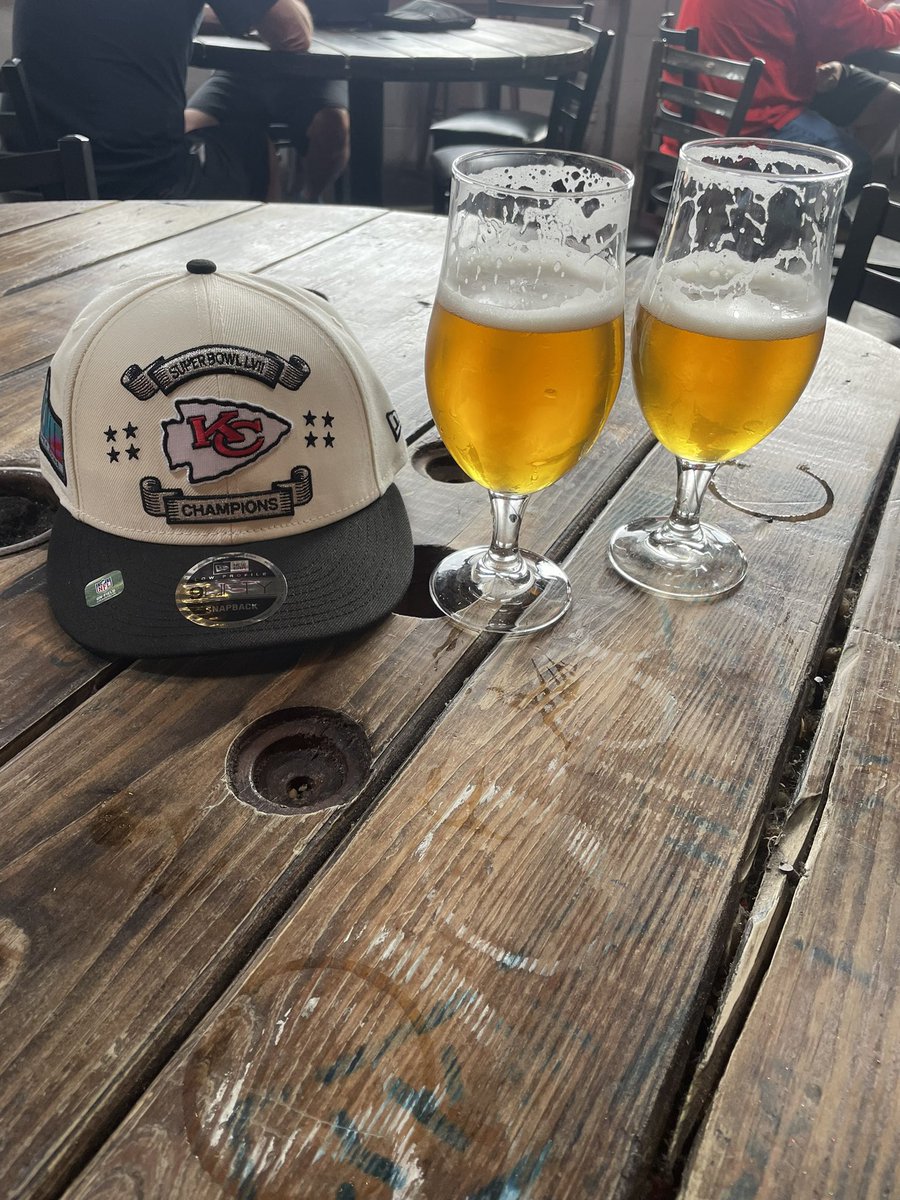 zcroucher's tweet photo. Out here #DrinkingLocal at the amazing @cinderblockbrew with the cream of the crop THE  @3guysinagarage and THE @ceroto60 #NFLDraft https://t.co/Xd36TSCuJv