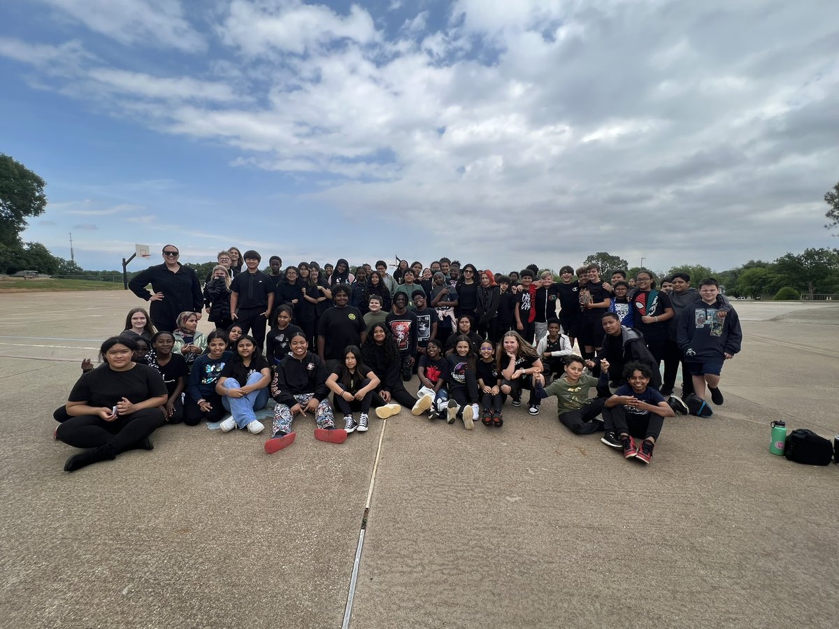 MsPadillasWorld's tweet photo. Welcome to CaféELA! Today our students garnered many snaps with their poem writing skills at our Poetry Slam 😎☕️ I did this lesson when I was a student teacher, and this week my student teacher did it! Talk about a #fullcirclemoment 💚 #poetsthatknowit #parrotpride @hebisd https://t.co/gh2WQNLFsh