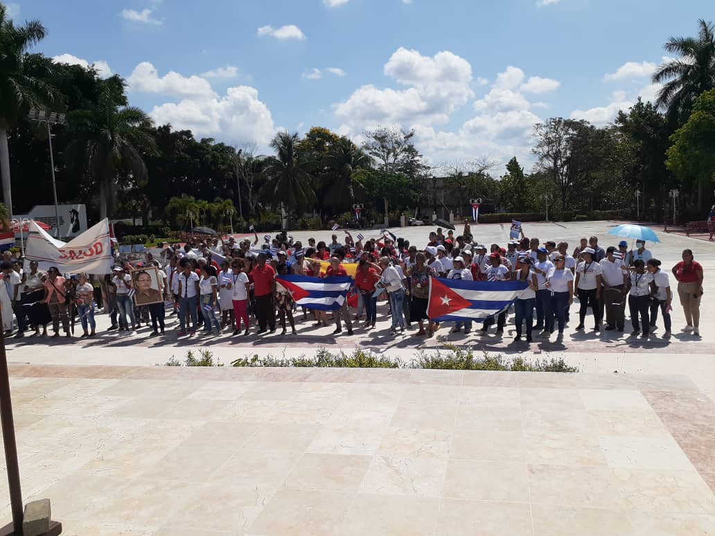 Colaboracionqba's tweet photo. Ondeando hoy los colores de nuestra bandera,azul, blanco y rojo.Desfilando por Cuba, por la Patria.
#1Mayo Trabajadores de la UCCM dando el Sí por #Cuba, por nuestros ideales revolucionarios.
¡¡¡¡Felicidades Trabajadores!!!!🇨🇺
#CubaCoopera #60AñosSalvandoVidas 
@MINSAPCuba https://t.co/zPDsYv1erg