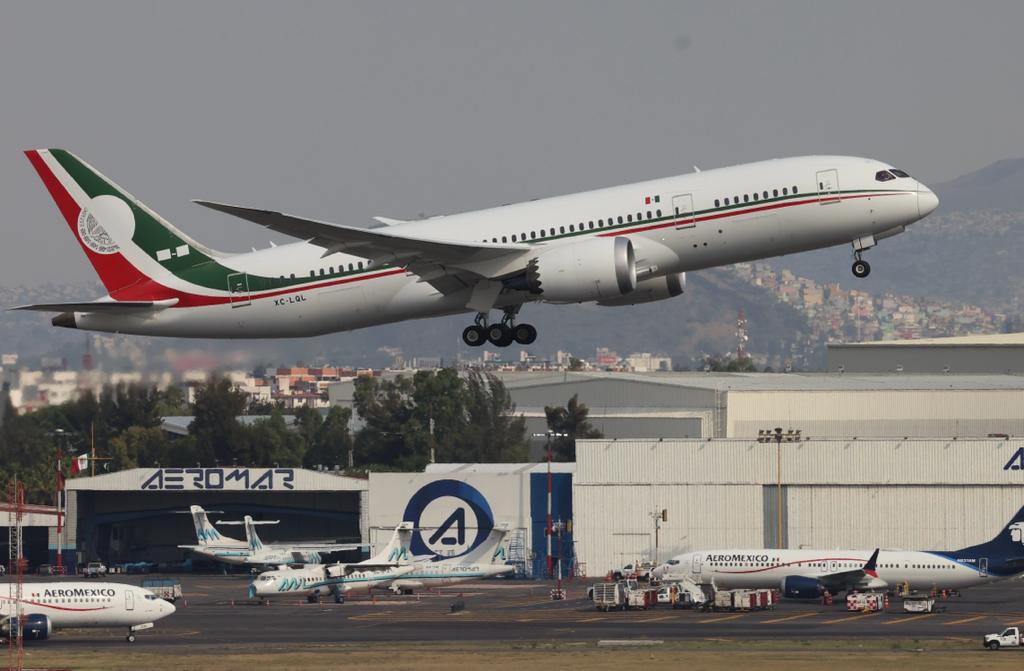 JesusRCuevas's tweet photo. Ya se fue el avión presidencial, esta tarde realizó su último despegue del Aeropuerto Internacional de la Ciudad de México. Adiós a ese símbolo de corrupción y de derroche; su costo ha sido un insulto para el pueblo de México. https://t.co/Gq4u3oMI26