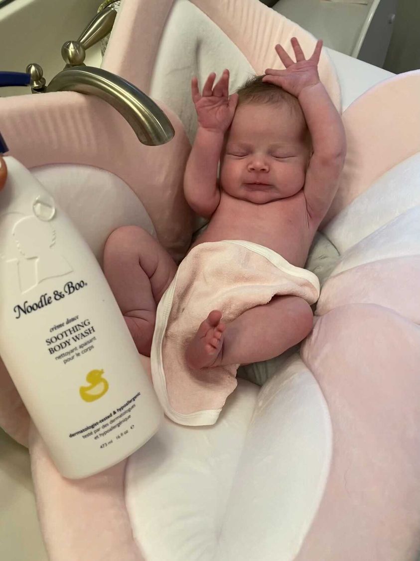 noodleandboo's tweet image. Show of hands if Noodle &amp;amp; Boo is your fave! 🙌 There is nothing better than a tiny, clean and fresh baby to cuddle up to. Does your little one love or hate bath time? | @anne_alytics_marie

#noodleandboo #newbornbath #firstbath #sensitiveskincare #babybathtime #bathtime #sinkbath