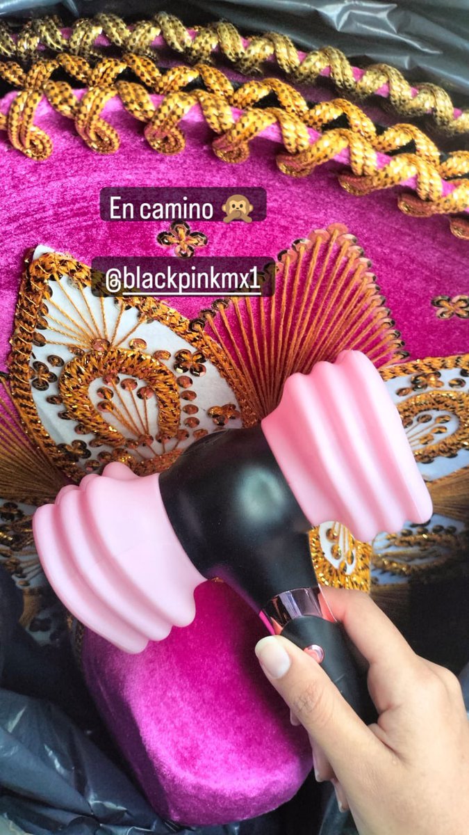 BLACKPINKMX1's tweet photo. ¿COMO LLEGARON LOS SOMBREROS DE CHARRO A #BLACKPINK? 🇲🇽 
Cuando se publicaron las fechas del BLACKPINK WORLD TOUR [BORN PINK] en México, el Staff de la Fanbase Mexicana @BLACKPINKMX1 👭🏽👩🏽���🤝‍👨🏼 sugerimos entre nosotras las actividades que podríamos hacer en los conciertos. Una miembro dijo "...yo pienso que seria muy representativo del país regalarles sombreros de mariachi rosas..." 💡; a todas nos encantó la idea y lo anotamos en la lista de FanProjects 📋.

Buscamos en distintos Estados del país los sombreros que tuvieran un diseño y color que nos parecía acorde para BLACKPINK, y votamos 🗳️ entre ellos.

Los 4 sombreros elegidos fueron de una tienda local de artesanías mexicanas de Cuernavaca. Cada sombrero pesa aproximadamente 1kg y fueron solventados por el Crowdfunding que nuestra Fanbase promovió💰.

Un día antes del concierto, se transportó en camión 🚌 los 4 sombreros desde Morelos hacia la Ciudad de México al lugar de hospedaje del staff foráneo 🏠. 

El día del primer concierto trasladamos al Foro Sol ☀️ los 4 sombreros que entregaron en zona PIT. Nuestra staff de zona PIT dice "...tenía miedo de que no me dejaran pasar en el área donde me revisaban porque eran muchos sombreros..." 
Los Blinks la veían emocionados y esperaban que sí se pudieran entregar. Se organizó con una sublider de los FanProject de zona PIT para cuidar los sombreros; también los usaron para protegerse del sol 😎☀️.

El concierto empezó, y sabíamos que se acercaba la hora del Encore para entregar los sombreros. Gritamos mucho a BLACKPINK para que voltearan a ver los sombreros. #Rosé y #Lisa los vieron y pidieron al personal de seguridad que les pasaran los 4 sombreros, para posterior DAR POR LOGRADO EL PROYECTO al verlas felices usándolo. Todo el proceso valió la pena 🩷. Sin ustedes no hubiera sido posible ¡GRACIAS BLINK MX!💕

#BLACKPINKinMexico