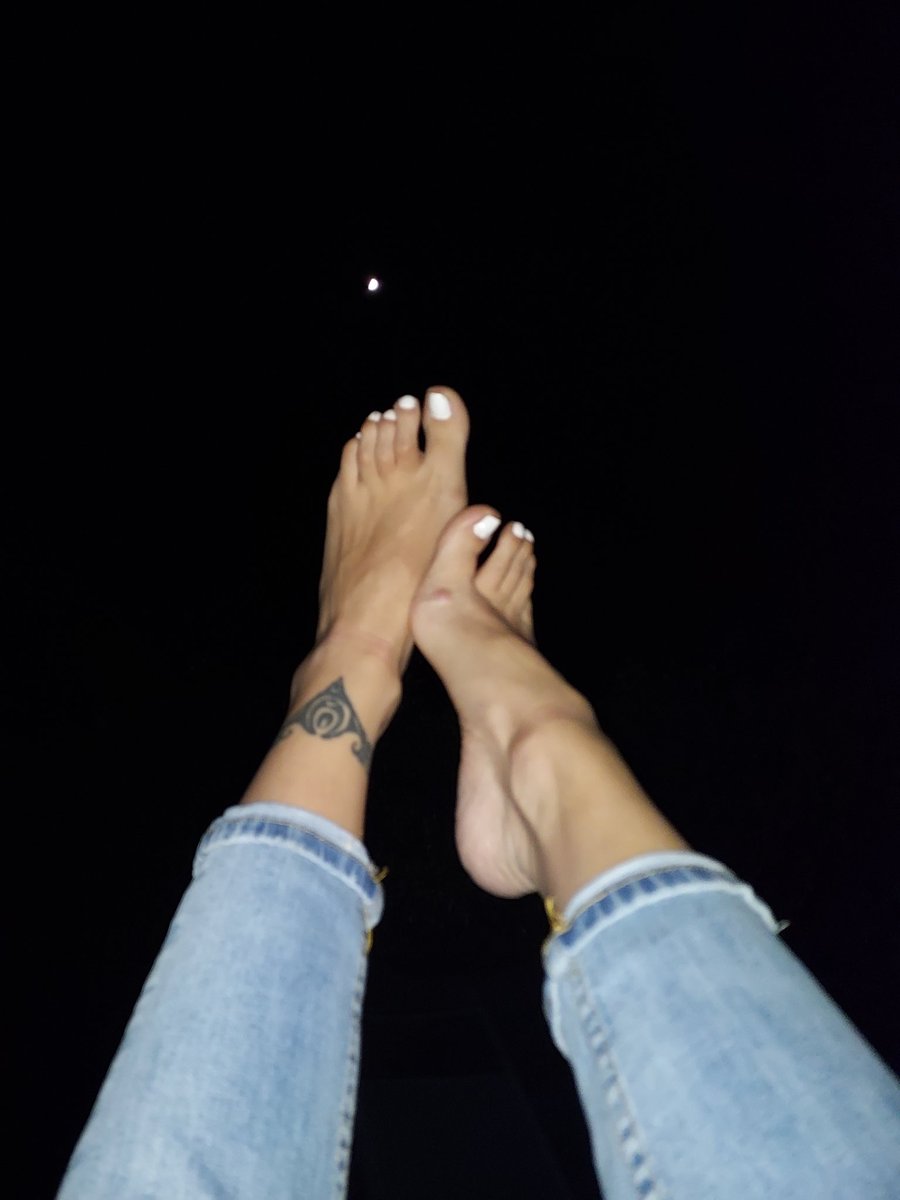 oceanepeton's tweet photo. Face à la lune...❤💋
#feet #feetfetiche #fetichistepied #pieds #feet_lover #FeetPictures https://t.co/6sd8e0fUuy
