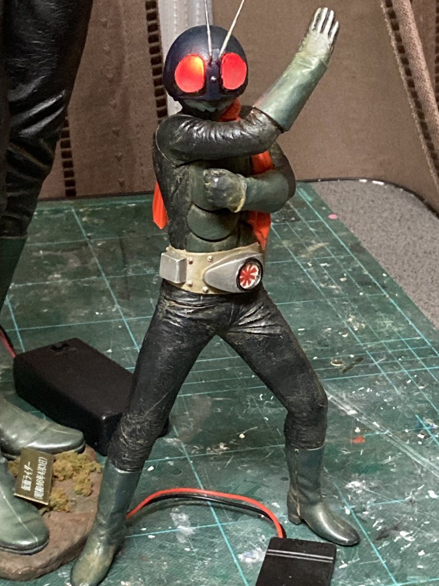Q4Kl2's tweet photo. 仮面ライダー・本郷猛は改造人間である。 
彼を改造したショッカーは世界制覇を企む悪の秘密結社である。
仮面ライダーは人間の自由の為にショッカーと戦うのだ！
海洋堂の1/8仮面ライダー旧1号を電飾させました🌸
#海洋堂
#仮面ライダー
#あなたのソフビ紹介 https://t.co/TaBGz3pysI