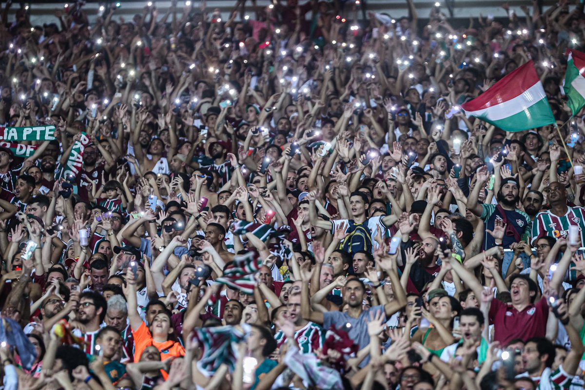 FluminenseFC's tweet photo. Pela paz 

O Fluminense FC endossa a nota emitida pelo Vasco da Gama e reitera à sua torcida o pedido para que cessem imediatamente quaisquer manifestações que extrapolem a rivalidade sadia, especialmente aquelas que reproduzam discursos de ódio e busquem incitar qualquer tipo de hostilidade entre as instituições e suas torcidas. As discussões entre os clubes a respeito de seus posicionamentos e divergências serão travadas nos foros adequados e de lá não devem se afastar.

A posição institucional do clube a respeito da gestão e utilização do Estádio do Maracanã é fundamentada exclusivamente nos aspectos eminentemente técnicos que permeiam o tema.  Ainda que seja perfeitamente natural que tais manifestações provoquem divergências e debates, é fundamental reafirmar que o Fluminense nunca deixará de dispensar tratamento respeitoso e condizente com a dignidade e tradições históricas de qualquer clube rival.  

O Fluminense insiste que nada é mais importante do que a paz no futebol. Sem um ambiente pacífico nos estádios, teremos arquibancadas vazias e um espetáculo sem brilho. E todo o resto perde o sentido.