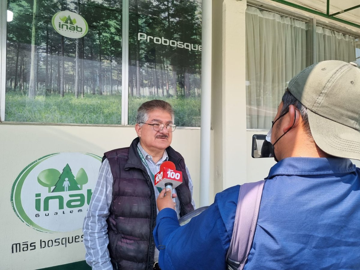 inabguatemala's tweet photo. En atención a medios de comunicación de #Quetzaltenango, brindamos entrevista a radio Stereo 100, socializando el avance en los programas de #IncentivosForestales, #PINPEP y #PROBOSQUE, donde se realizó  el segundo pago a los beneficiarios.

#INAB #RegiónVI #MásBosquesMásVida https://t.co/QXO2jxX2t0