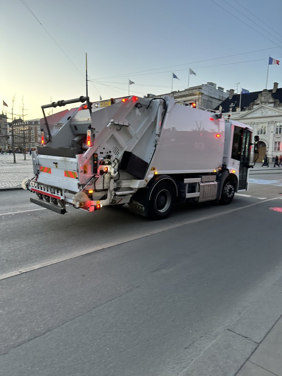 Mercedes Garbage Truck @VisitCopenhagen ❤️CLEEEEAN❤️ @garbagefriends  👀