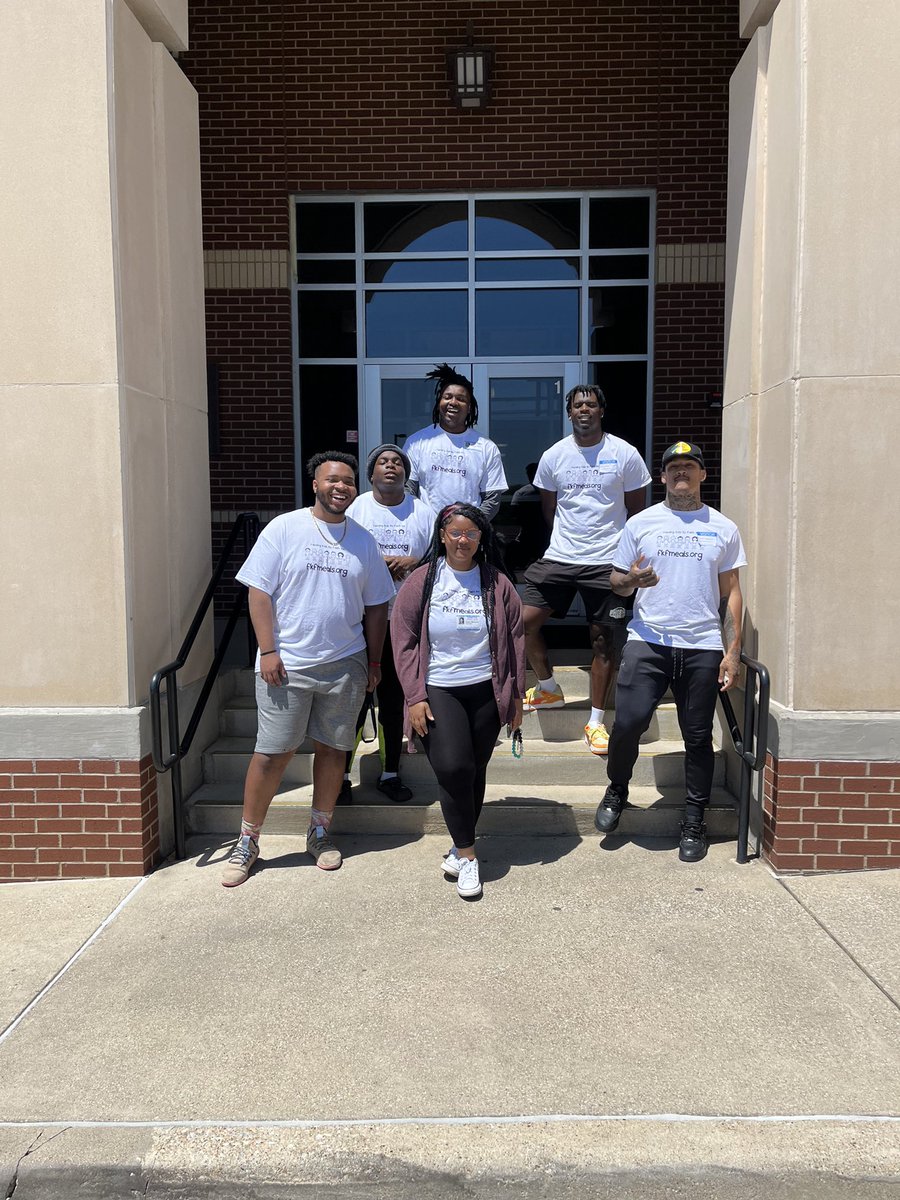 Sjmcg_28's tweet photo. Stand up for what you believe in! 💯 s/o @FkFmeals &amp; @TexasCollege23 in the community all about SERVING OTHERS. https://t.co/9JH5mXApU6