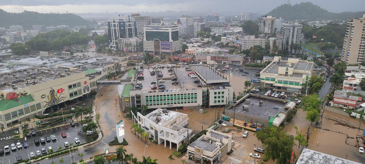 TyponewsPR's tweet photo. Fuertes lluvias de hoy; para variar.. ha afectado la zona de San Patricio Plaza https://t.co/AQn6YbVQkL
