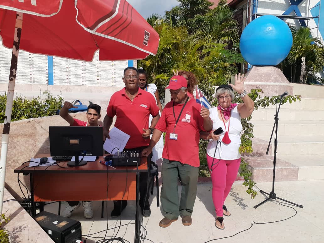 Colaboracionqba's tweet photo. Como parte del Departamento de Docencia de la UCCM, el querido equipo de Audio, quiénes hacen posible la realización de eventos como estos.#Gracias🇨🇺
#1Mayo #CubaCoopera https://t.co/8UnWiixnyK