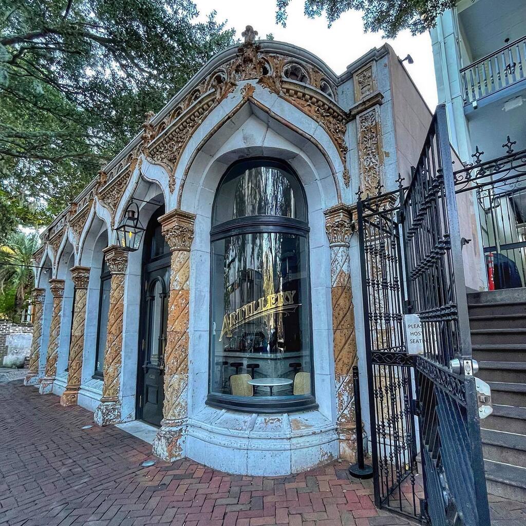 Cocktails with a side of history? Yes, please! #VisitSavannah [📸 @lisa_g_weasley] . . . #savannah #savannahga #savannahgeorgia #historicsavannah #downtownsavannah #exploregeorgia instagr.am/p/CrmKlmJpScp/