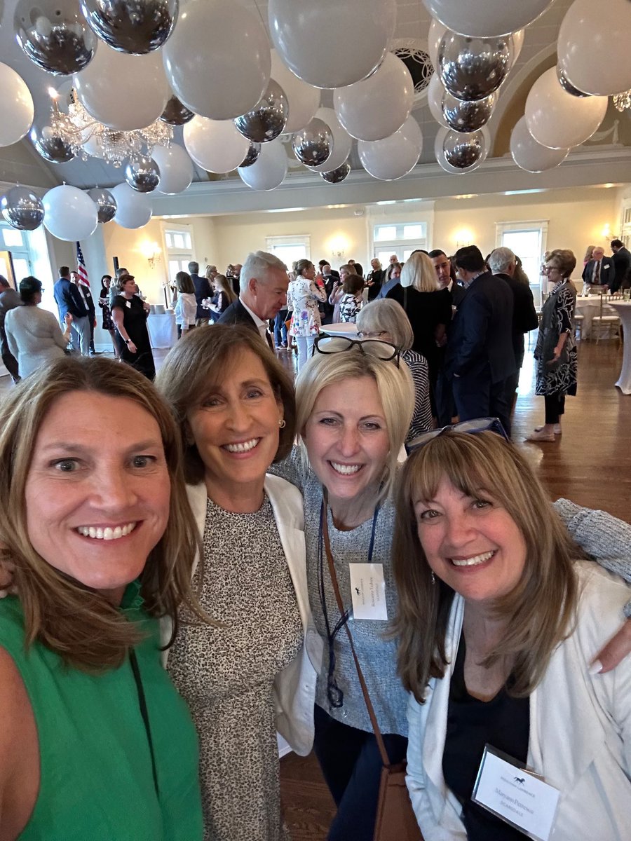 EliseInTheBurbs's tweet photo. Had an amazing time at the @houlihanlawrence Top Broker Event this week! https://t.co/7klaNqXCuo