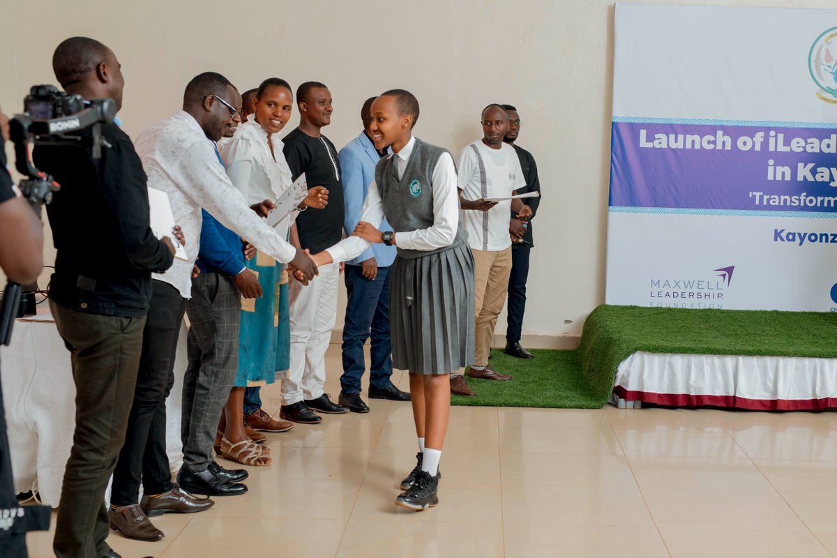ileadrwanda's tweet photo. He later handed over the International Certificates to students who completed the first year of the iLead Program called 'iChoose' from schools located in @KayonzaDistrict.  

@rbarwanda @IGIHE @NewTimesRwanda https://t.co/1SkxMAdQco