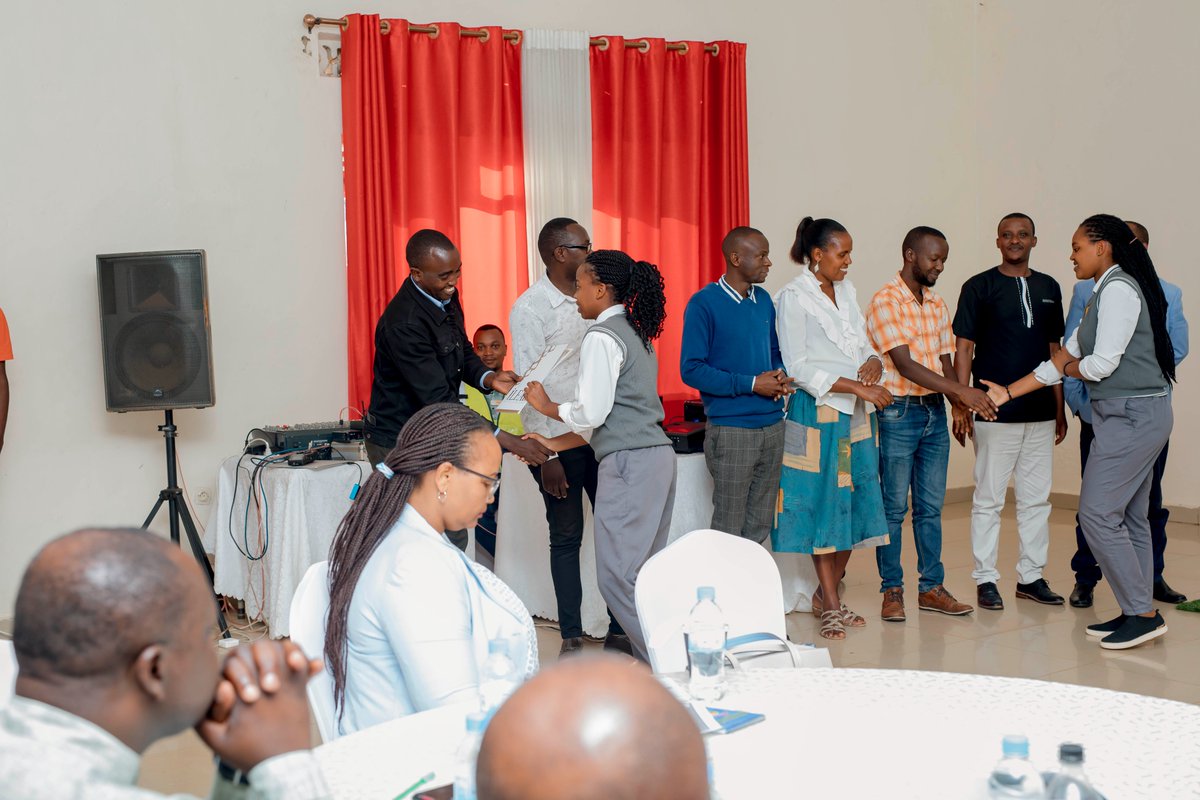 ileadrwanda's tweet photo. He later handed over the International Certificates to students who completed the first year of the iLead Program called 'iChoose' from schools located in @KayonzaDistrict.  

@rbarwanda @IGIHE @NewTimesRwanda https://t.co/1SkxMAdQco