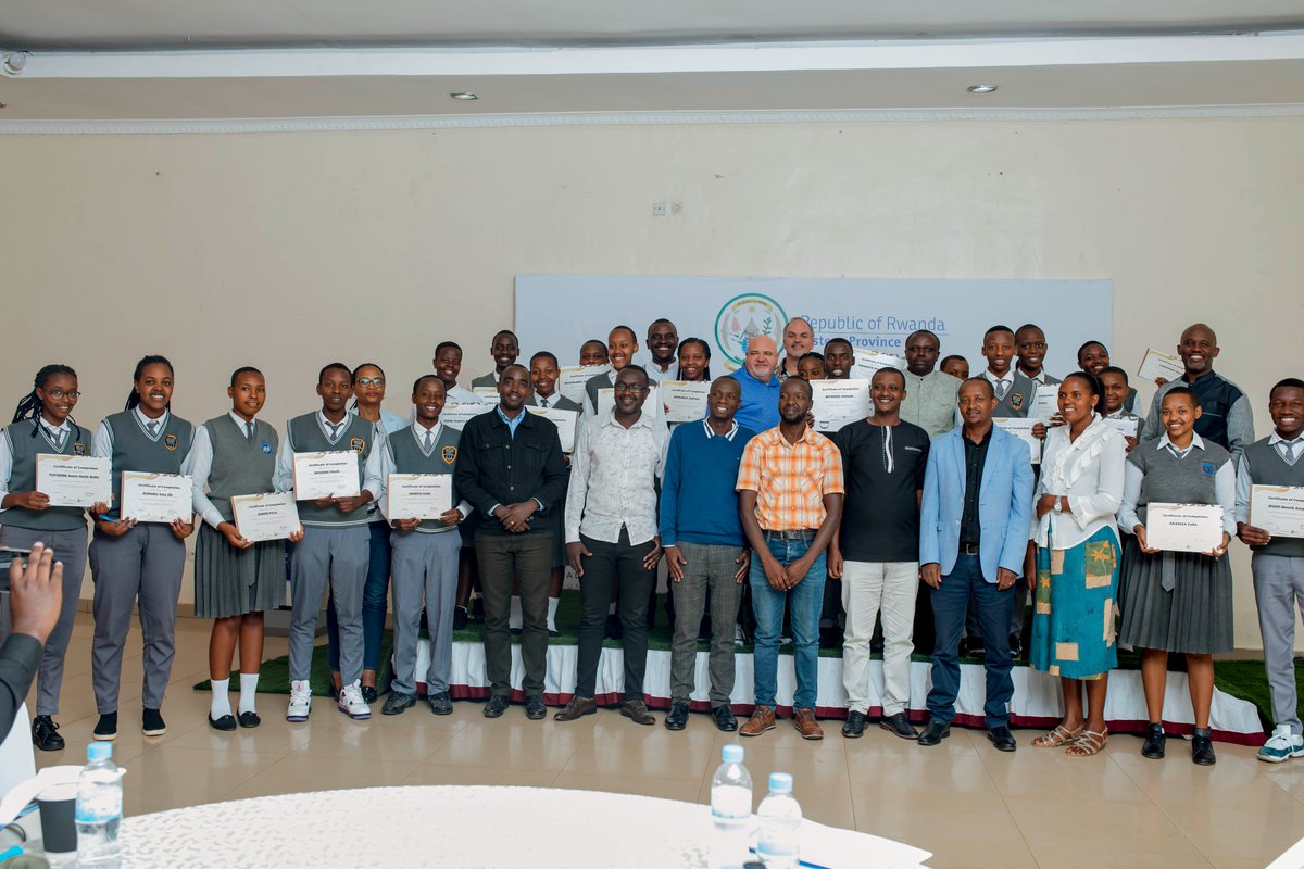ileadrwanda's tweet photo. He later handed over the International Certificates to students who completed the first year of the iLead Program called 'iChoose' from schools located in @KayonzaDistrict.  

@rbarwanda @IGIHE @NewTimesRwanda https://t.co/1SkxMAdQco