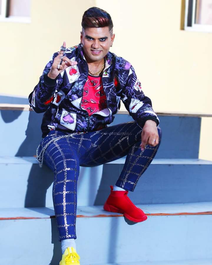 VinoBhojak's tweet photo. मेरे बेटे संदीप भोजक की फ़िल्म बैड बॉय #BadBoy में उसकी नकारात्मक #Negetive भूमिका का एक सीन ... जिसके डायरेक्टर #राजकुमार संतोषी है और मुख्य किरदार में #नमाशीचक्रवर्ती और अमरीन क़ुरैशी, #जॉनीलीवर व #राजपालयादव है। आप सब उसे अपना आशीर्वाद दे और नज़दीकी #सिनेमा में फ़िल्म देखे। https://t.co/i6TtVA1ae3