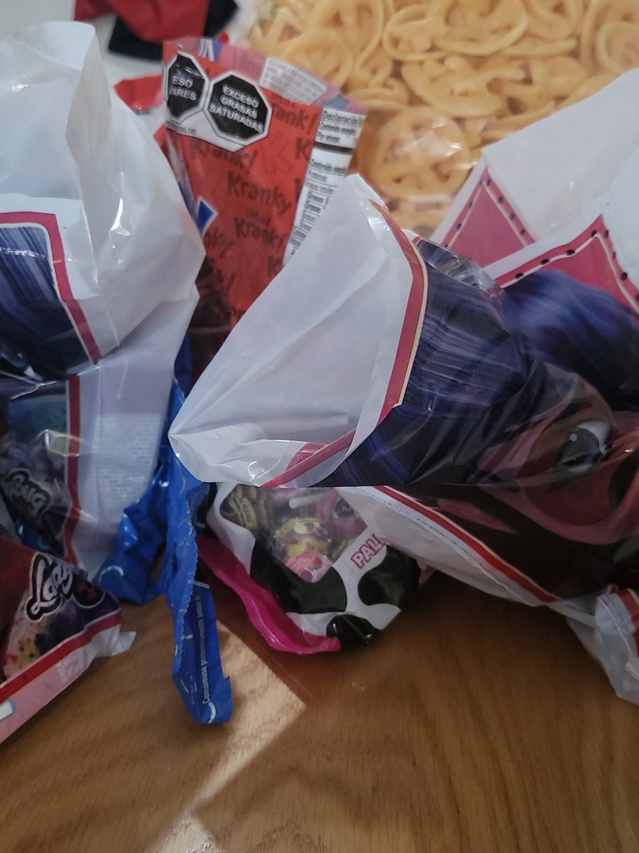 Beremusa's tweet photo. Llegue a scouts pensando que eran solo 2 horas los sábados, pero aquí ando armando los dulces para mis castores. https://t.co/pspKWmjwBI