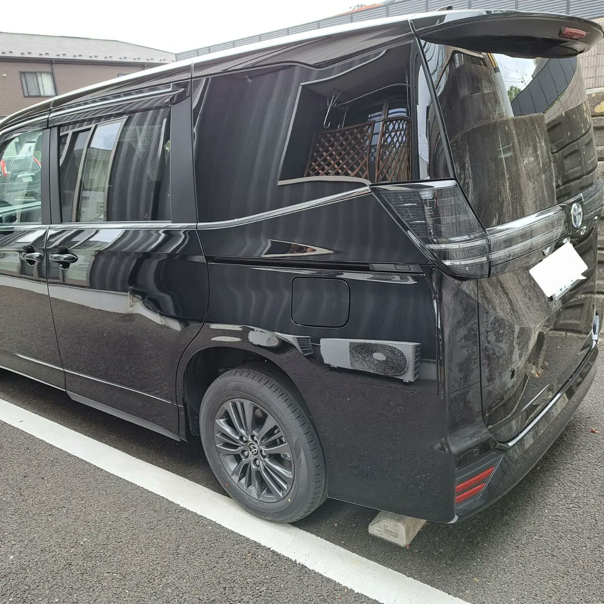 05015035's tweet photo. やっと仕上がりました❗
見た目はノーマルですが、タイヤ、ホイール、ウインカー、ホーン、フィルムを貼って🎵🤗
ノーマルの16インチホイールにはスタッドレスタイヤを履かせます(サービスで貰いました)👍️
#新型ヴォクシー 
#ハイブリッドSZ
#EFOUR
#ホーンはbb用が便利ですよ
#LEDは明るいので是非 https://t.co/Y6RyVsAyq4
