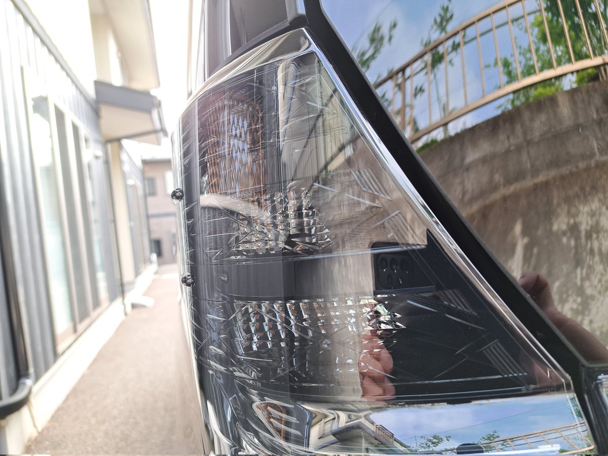 05015035's tweet photo. やっと仕上がりました❗
見た目はノーマルですが、タイヤ、ホイール、ウインカー、ホーン、フィルムを貼って🎵🤗
ノーマルの16インチホイールにはスタッドレスタイヤを履かせます(サービスで貰いました)👍️
#新型ヴォクシー 
#ハイブリッドSZ
#EFOUR
#ホーンはbb用が便利ですよ
#LEDは明るいので是非 https://t.co/Y6RyVsAyq4