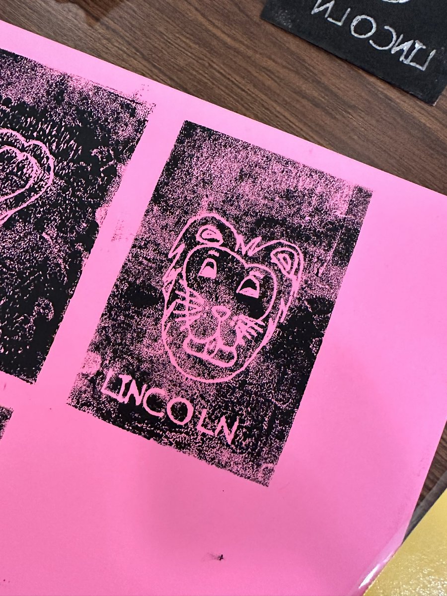 MsLinzArt's tweet photo. Family Art Night Fun!!
Printmaking with foam!🎨❤️ https://t.co/XxHBrvgpTD