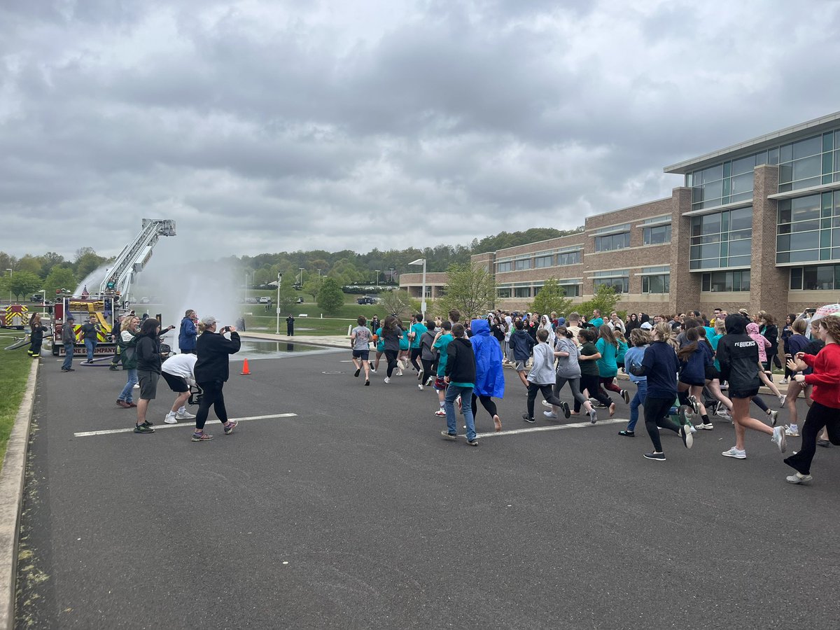 April Showers was so much fun! Thank you to everyone who helped plan and organize and thank you to the kids for making this possible! <a href="/phs_unified/">Pennridge HS Unified Sports & Club</a> <a href="/PennridgeHS/">Pennridge HS</a> ☂️🚒