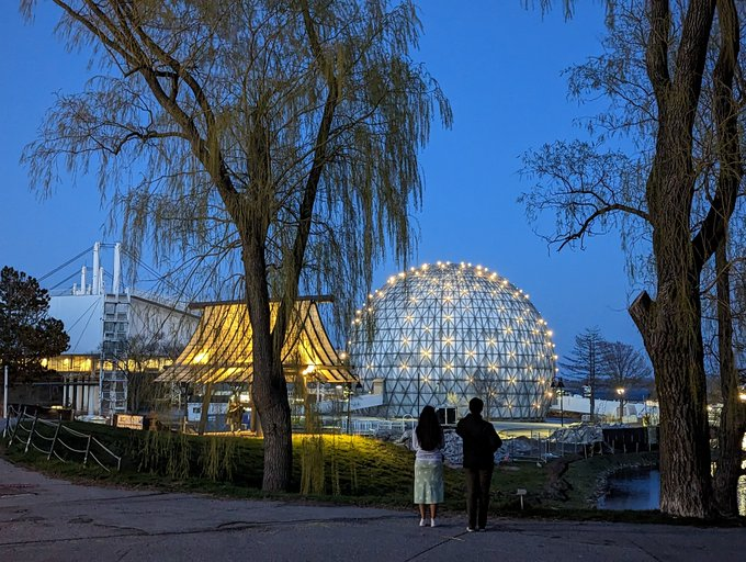 Penalosa_G's tweet photo. Great ways to enjoy #OntarioPlace: watching movies. Free: A WALL IS A SCREEN
Thanks @AishaLovesFilm Film Programmer @ Hot Docs. When you visit @ONPlace4All, you love it, and re-energize to stop the boondoggle SPA + Science Centre. FREE Public Waterfront Park in #TO4Everyone. https://t.co/RDG0D4tEsX